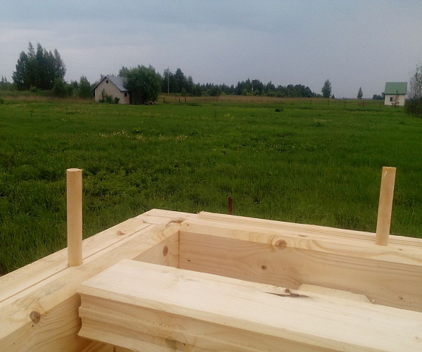 Стены сруба и перегородки собираются на деревянные нагеля или гвозди, в зависимости от комплектации дома.